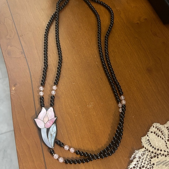 Vintage Elegant Black and Pink Beaded Necklace with mother of pearl inlay - Picture 2 of 4